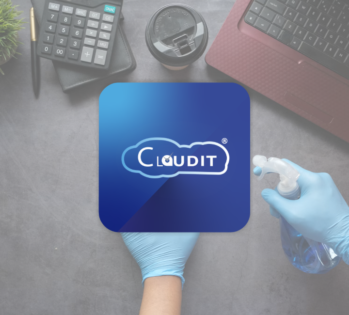 Logo dell'app Claudit su sfondo con strumenti per pulizie professionali e facility management